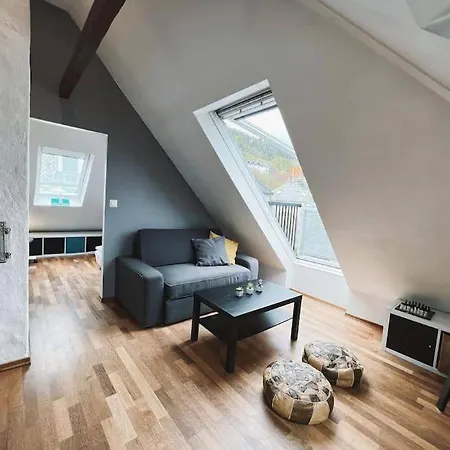 With Loft & Window Balcony, Free Parking アパート *